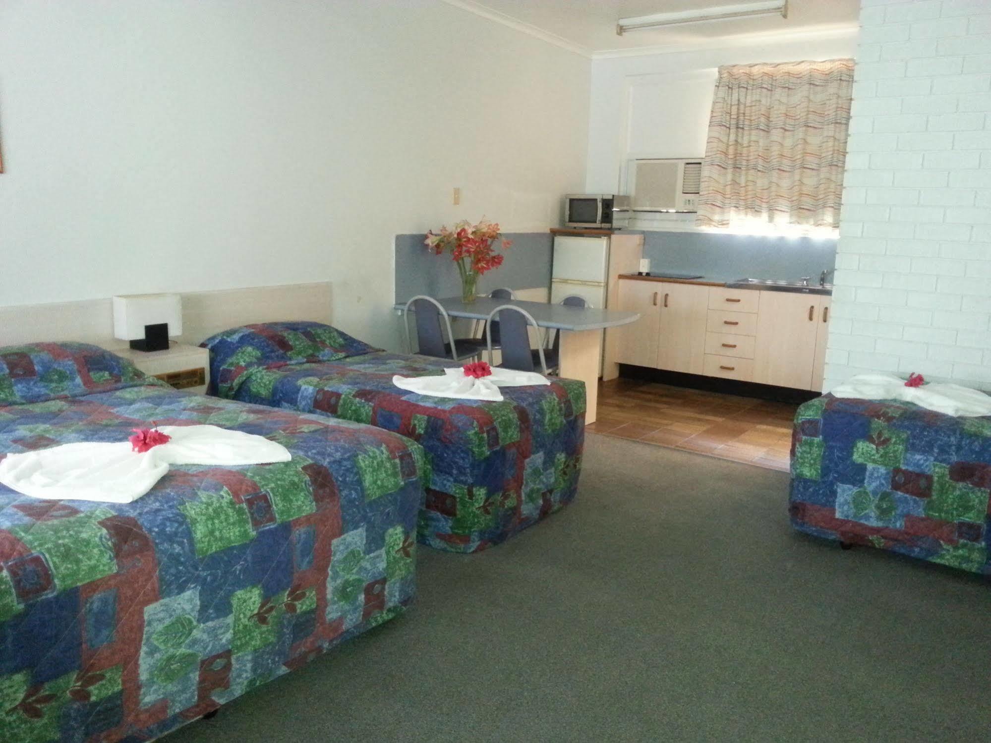 Golden Fountain Motel Rockhampton Exterior photo